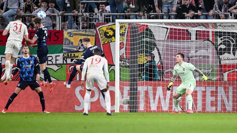 Spielszene FC Augsburg - 1. FC Heidenheim | Bild: picture-alliance/dpa Spielszene FC Augsburg - 1. FC Heidenheim