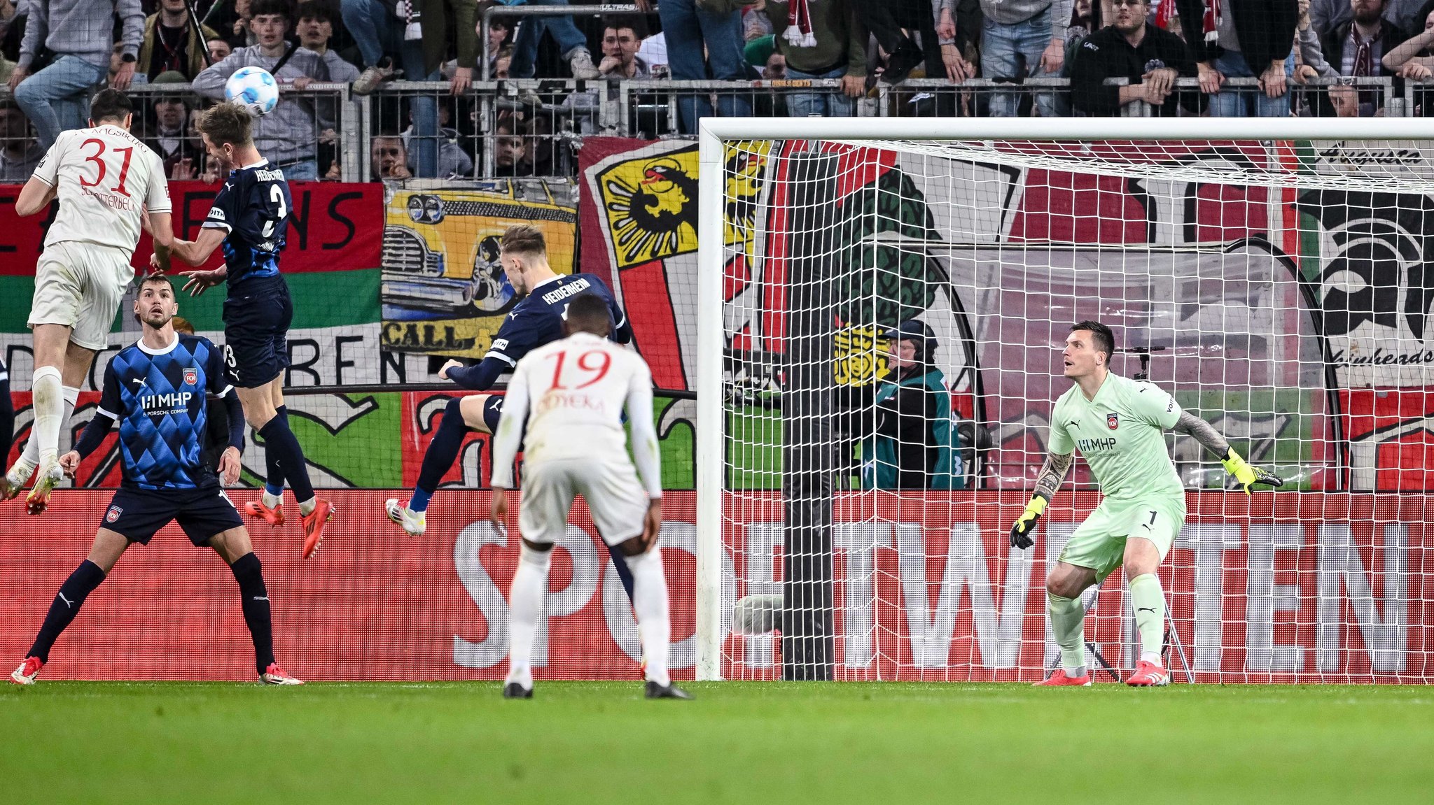 Spielszene FC Augsburg - 1. FC Heidenheim