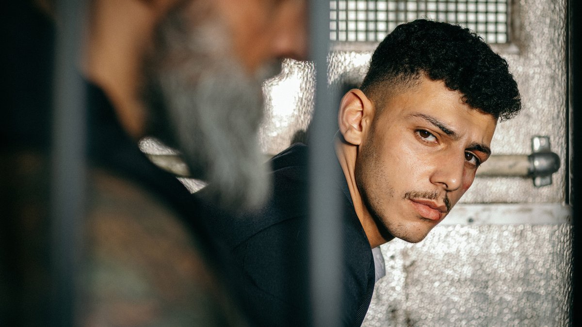 Der Rapper Xidir ist in seiner Rolle als Momo zu sehen.