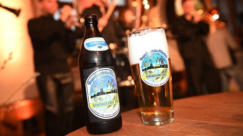 Eine Flasche alkoholfreies Augustiner-Bier | Bild:picture alliance / SZ Photo | Stephan Rumpf
