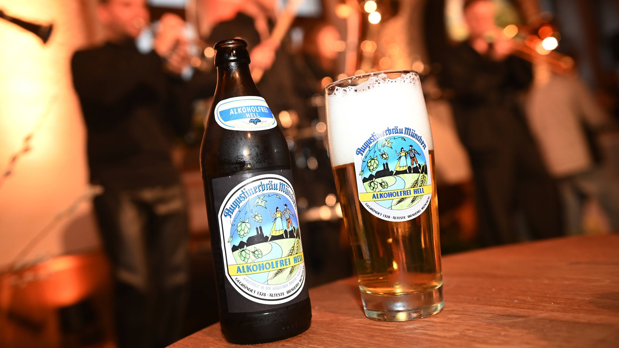 Eine Flasche alkoholfreies Augustiner-Bier