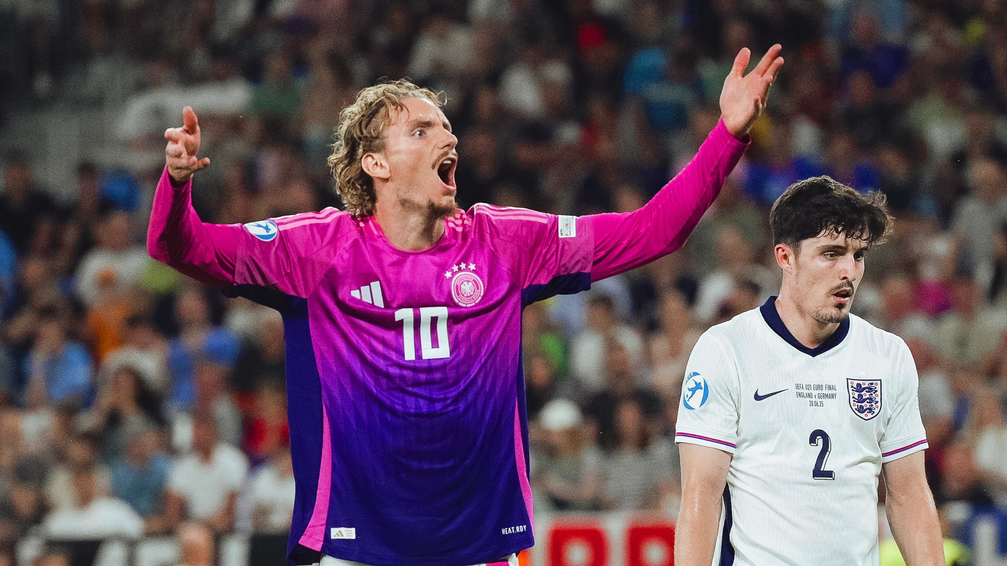 Nick Woltemade neben Englands Tino Livramento.