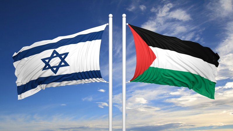 Die israelische und die palästinensische Flagge wehen im Wind