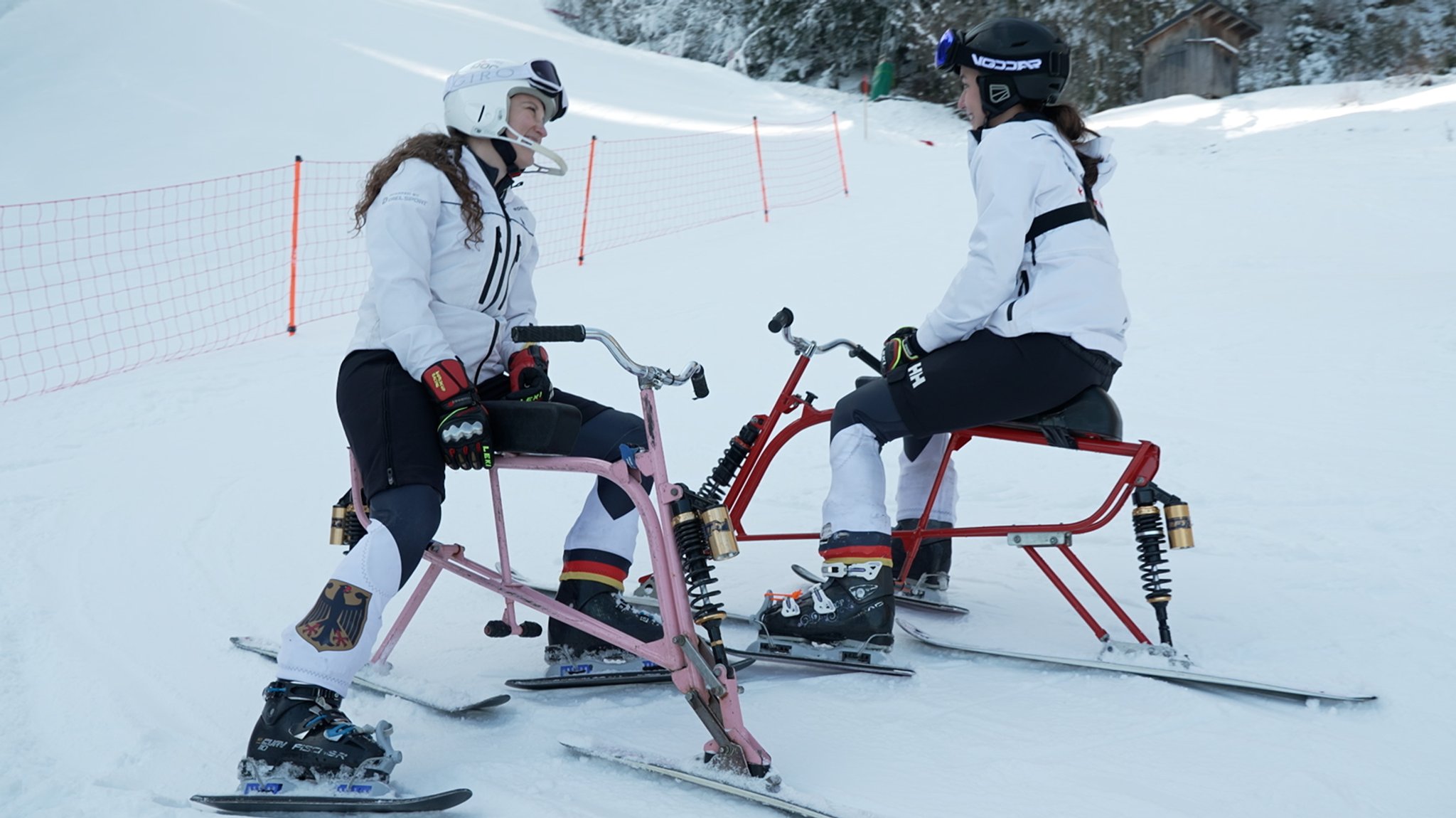 Zwei Weltmeisterinnen unter sich: Silvia Steiniger (rechts) und Johanna Knapp (links)  fachsimplen vor dem Start am Weltcuphang in Lenggries