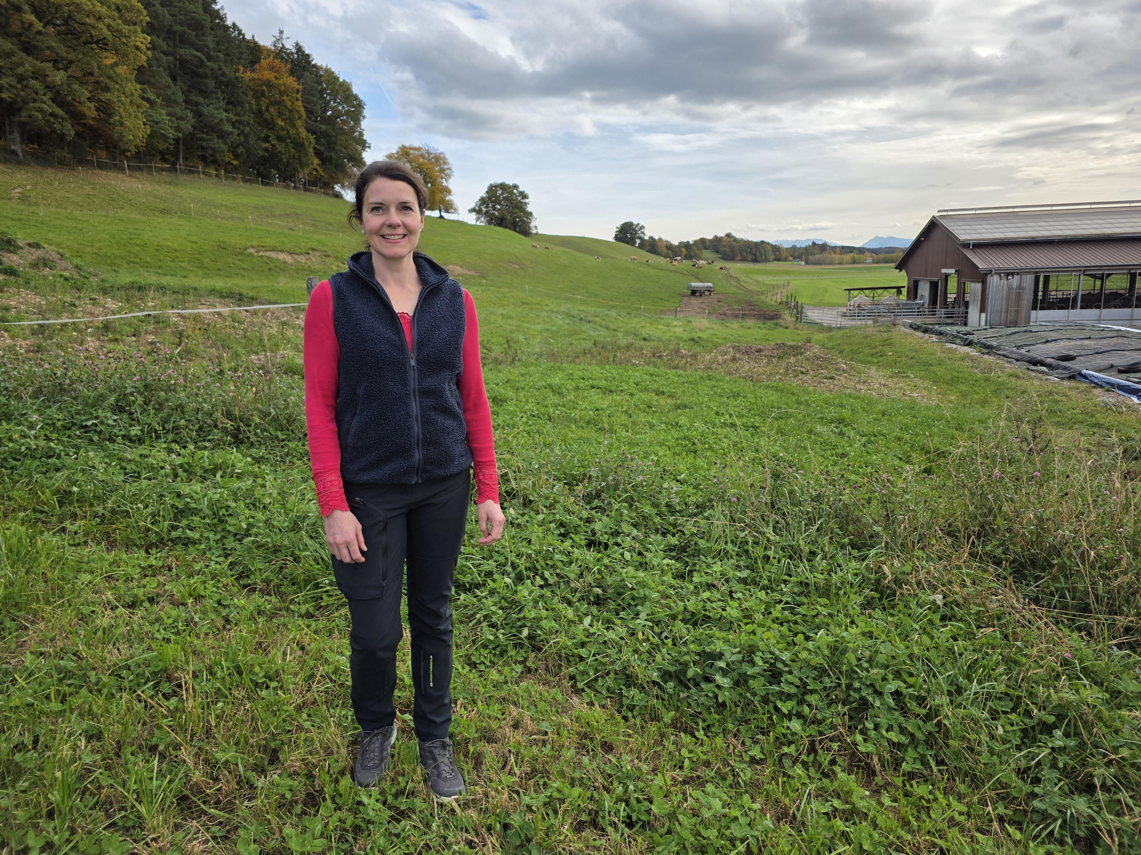 Betriebsleiterin Monika Stadler auf der Weide vor dem Stall.