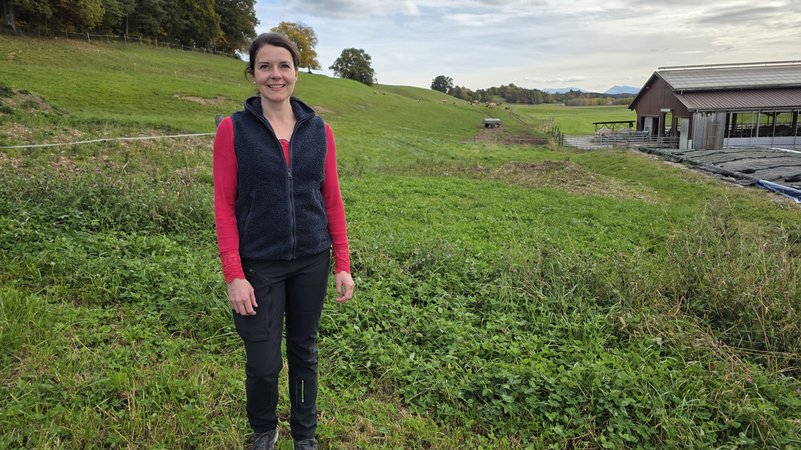 Betriebsleiterin Monika Stadler auf der Weide vor dem Stall. | Bild: BR/Stefanie Heiß Betriebsleiterin Monika Stadler auf der Weide vor dem Stall.