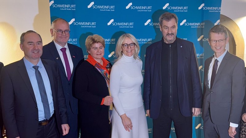 Ministerpräsident Dr. Markus Söder und Wirtschaftsminister Hubert Aiwanger präsentierten Vertretern von Wirtschaft und Politik im Schweinfurter Rathaus das Unterstützungspaket der Bayerischen Staatsregierung | Bild: StMWi Ministerpräsident Dr. Markus Söder und Wirtschaftsminister Hubert Aiwanger präsentierten Vertretern von Wirtschaft und Politik im Schweinfurter Rathaus das Unterstützungspaket der Bayerischen Staatsregierung