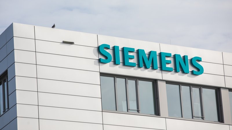 Schriftzug an Gebäude des Siemens Campus in Erlangen im Februar 2021.