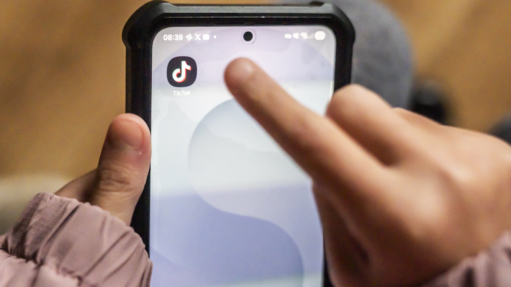 Kind tippt auf gesperrtes Smartphone | Bild: picture alliance / empics | Danny Lawson Kind tippt auf gesperrtes Smartphone