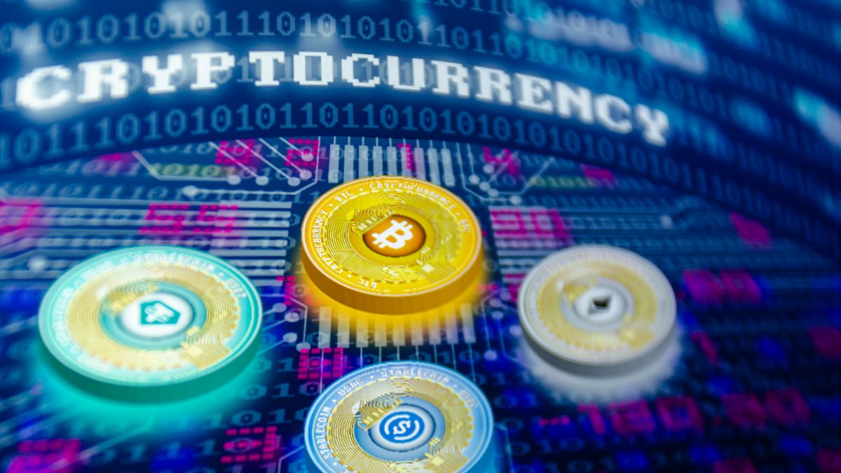 (Symbolbild) Kryprodesign mit den Logos von Bitcoin, Tether und anderen Cybermünzen  