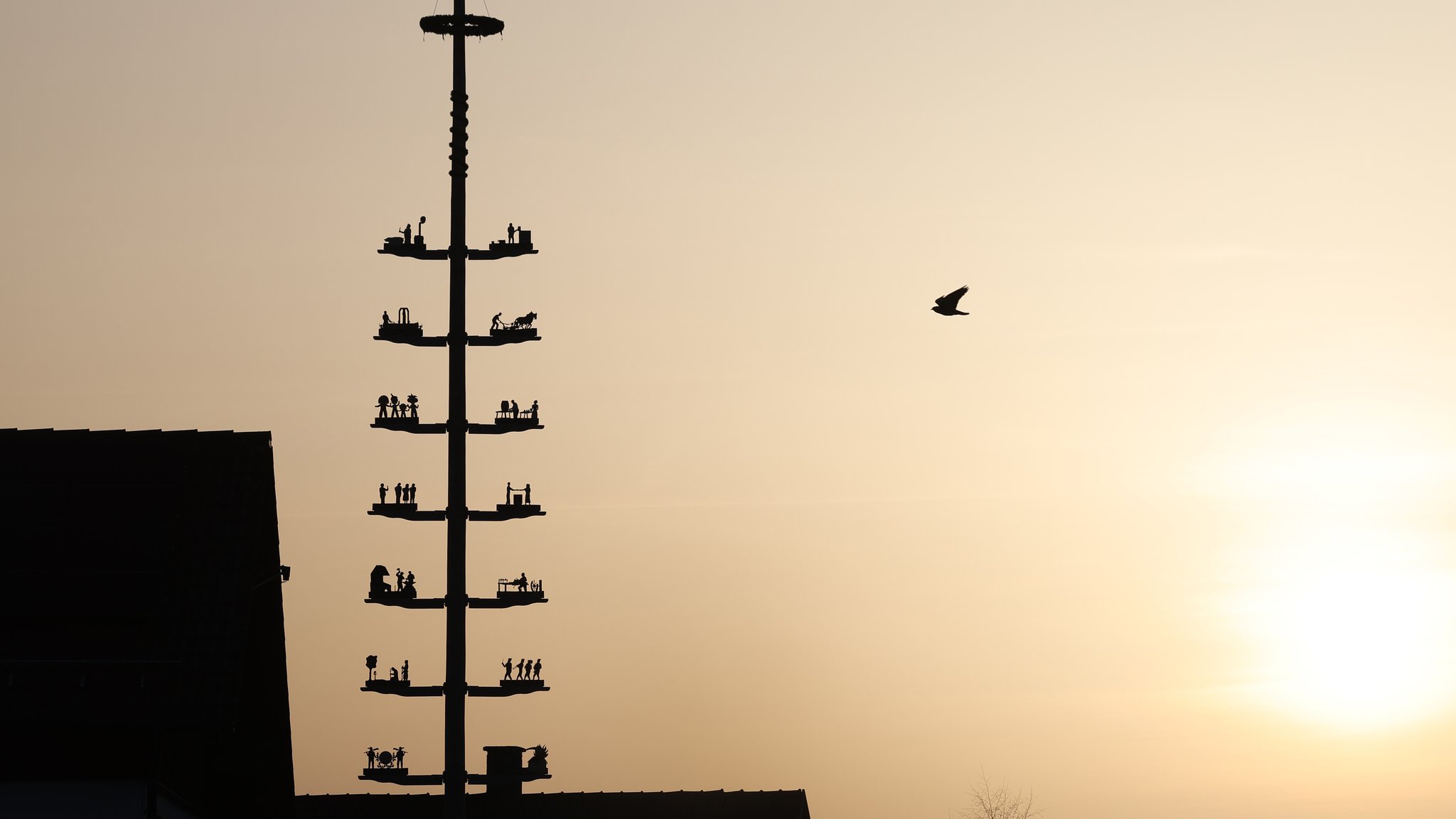 (Symbolbild) Von Saharastaub gelblich eingetrübt ist der Himmel hinter einem Maibaum. | Bild: picture alliance/dpa | Karl-Josef Hildenbrand (Symbolbild) Von Saharastaub gelblich eingetrübt ist der Himmel hinter einem Maibaum.