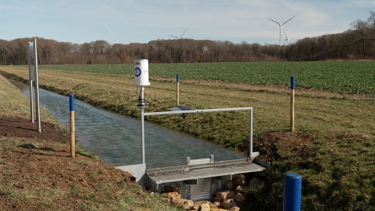 Dieses Pilotprojekt bei Uffenheim staut Wasser in ehemaligen Entwässerungsgräben