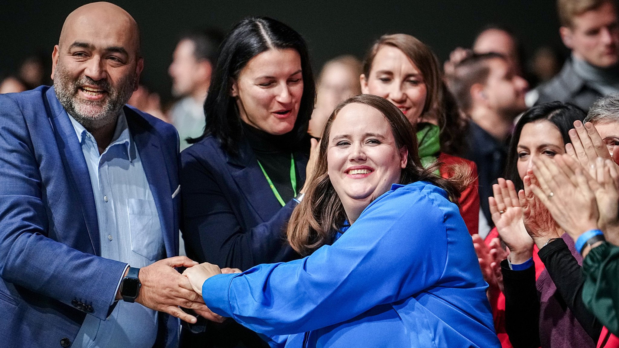 Ricarda Lang nimmt als Bundesvorsitzende der Grünen die Glückwünsche von ihrem Amtskollegen von Omid Nouripour entgegen, nachdem der Parteitag sie in ihrem Amt bestätigt hat.