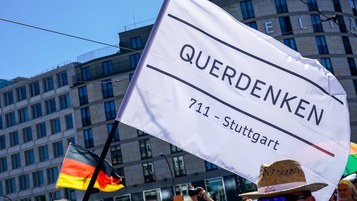 Querdenken-Fahne bei Demonstration