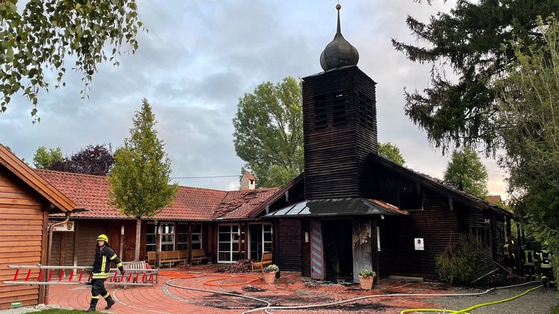 Archivbild: Das Feuer hatte die Kirche vollkommen zerstört | Bild: BR / Monika Haugg Archivbild: Das Feuer hatte die Kirche vollkommen zerstört