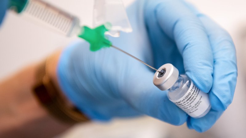 Gauting: Eine Klinik-Mitarbeiterin zieht den Covid-19 Impfstoff von Biontech/Pfizer für eine Impfung auf eine Spritze.