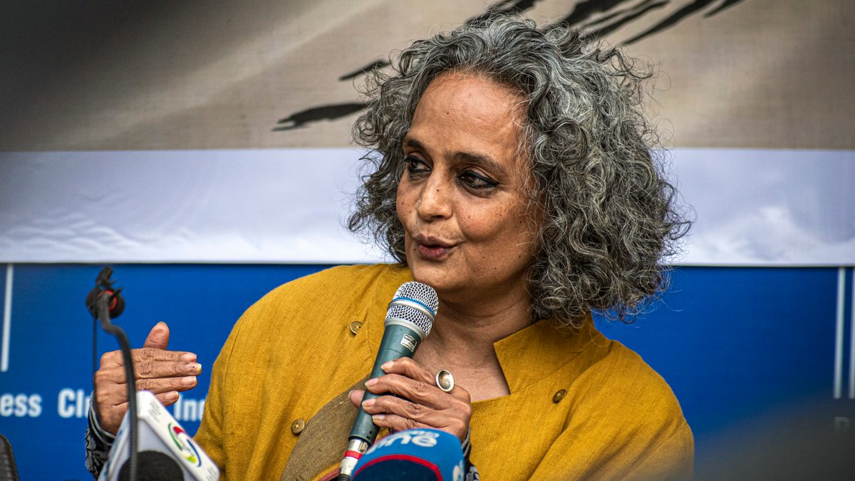 Die indische Autorin Arundhati Roy bei einer Pressekonferenz.