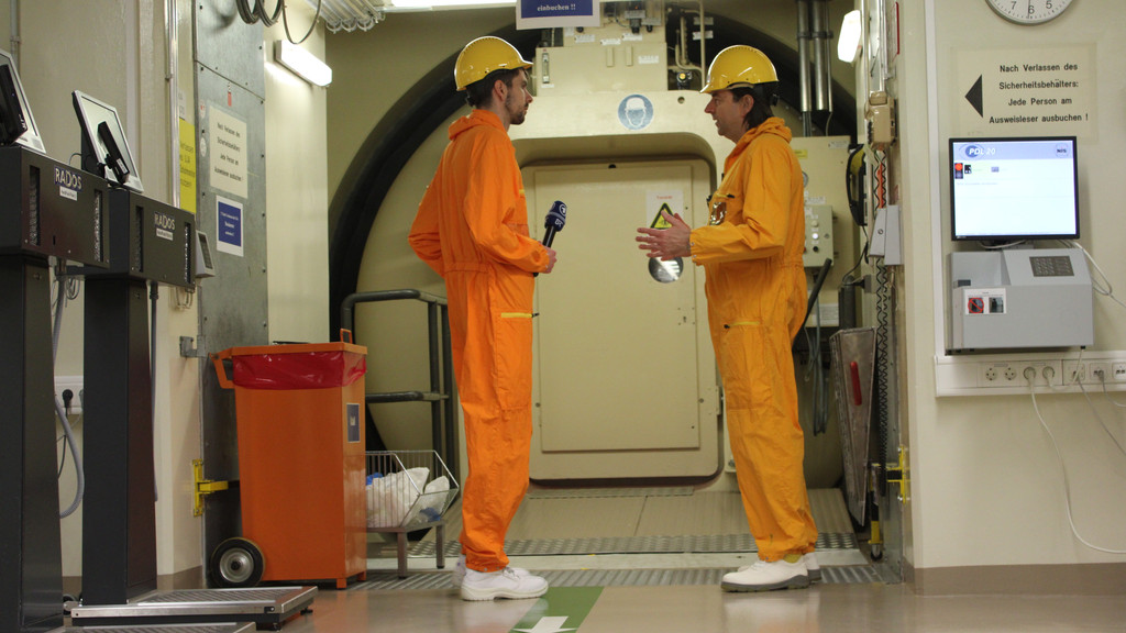 BR-Reporter Philip Kuntschner mit Kommunikationschef Bernd Gulich in der Schleuse zum Reaktor.