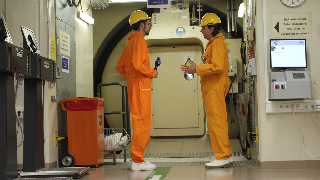 BR-Reporter Philip Kuntschner mit Kommunikationschef Bernd Gulich in der Schleuse zum Reaktor. | Bild: BR/Sarah Beham BR-Reporter Philip Kuntschner mit Kommunikationschef Bernd Gulich in der Schleuse zum Reaktor.