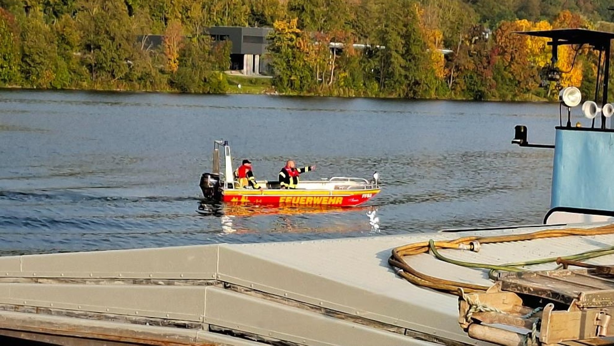 Boot der Feuerwehr nahe dem liegengebliebenen Schiff