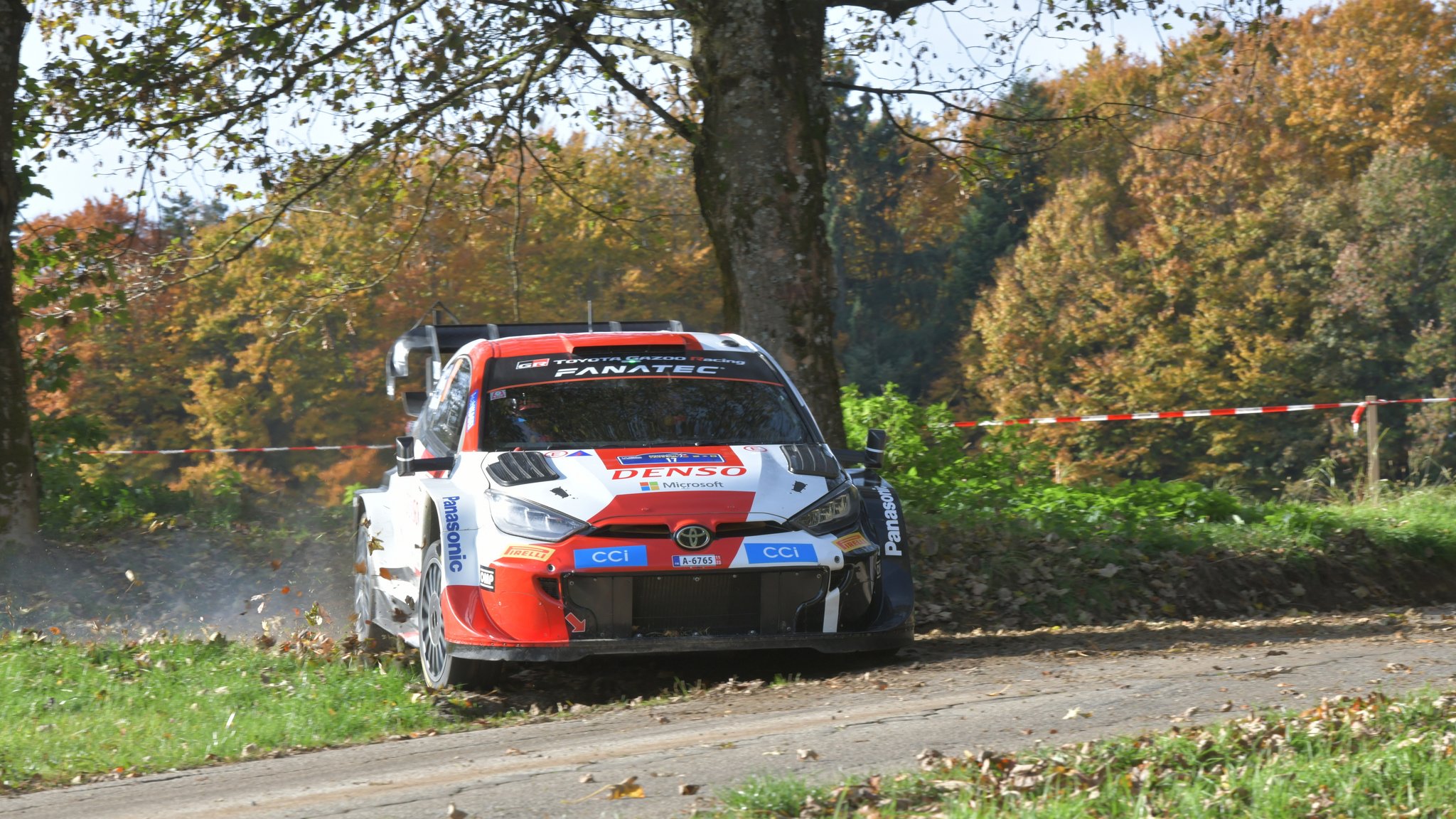 Ein Motorsportwagen steht am Streckenrand der Central European Rallye durch Tschechien, Österreich und Niederbayern.