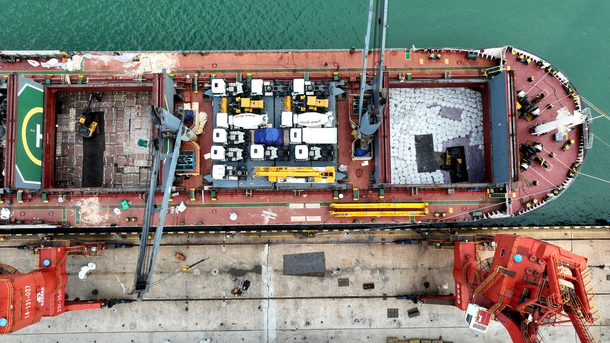 Ein Containerschiff wird beladen.