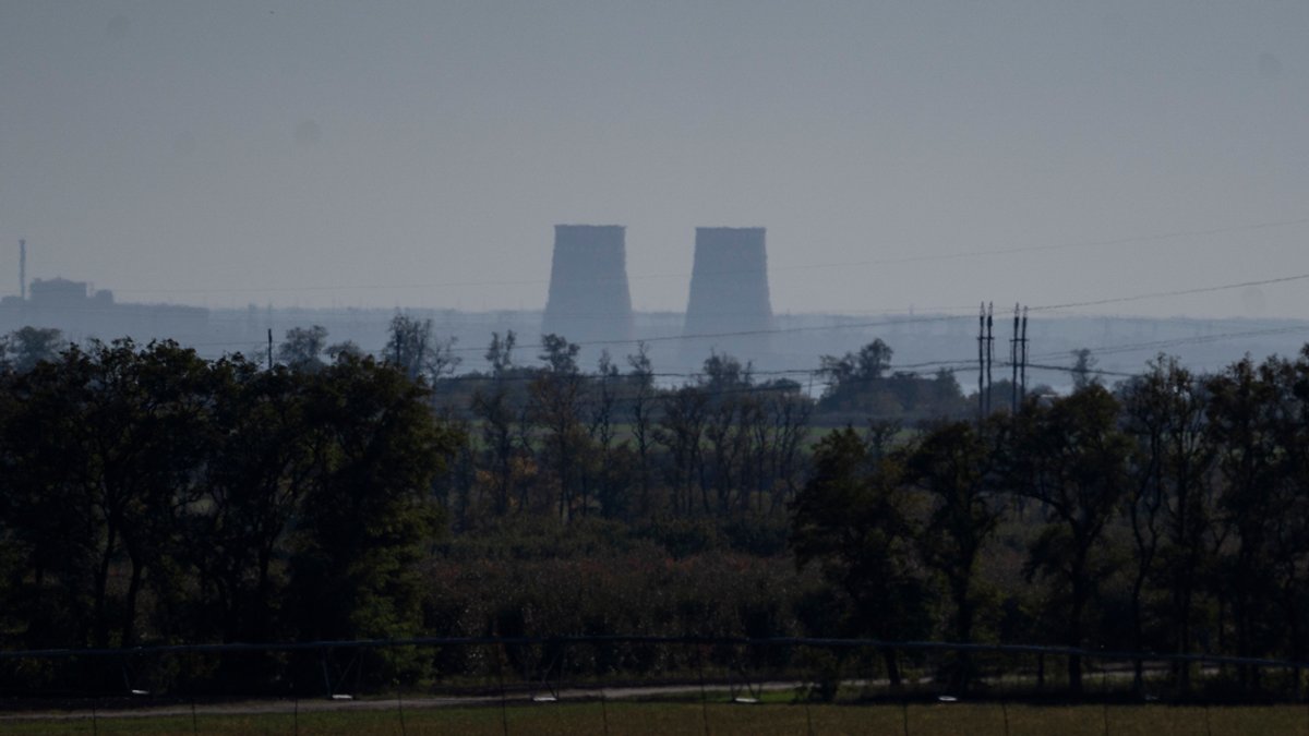ARCHIV - 17.10.2022, Ukraine, ---: Das Kernkraftwerk Saporischschja ist aus einer Entfernung von etwa zwanzig Kilometern zu sehen. 