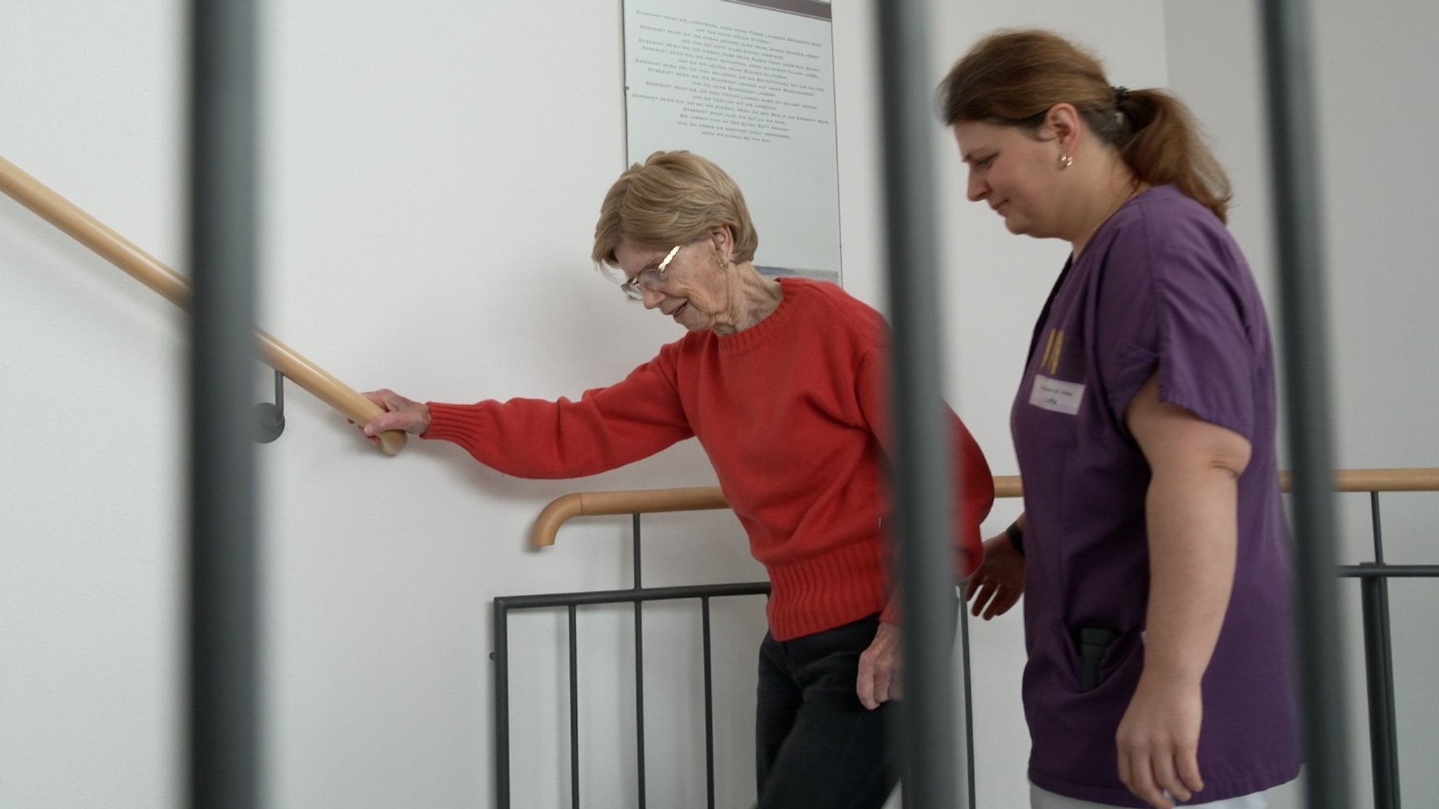 Eine Bewohnerin einer Pflegeeinrichtung wird von einer Pflegerin beim Treppensteigen unterstützt | Bild: BR/Raimund Lesk Eine Bewohnerin einer Pflegeeinrichtung wird von einer Pflegerin beim Treppensteigen unterstützt