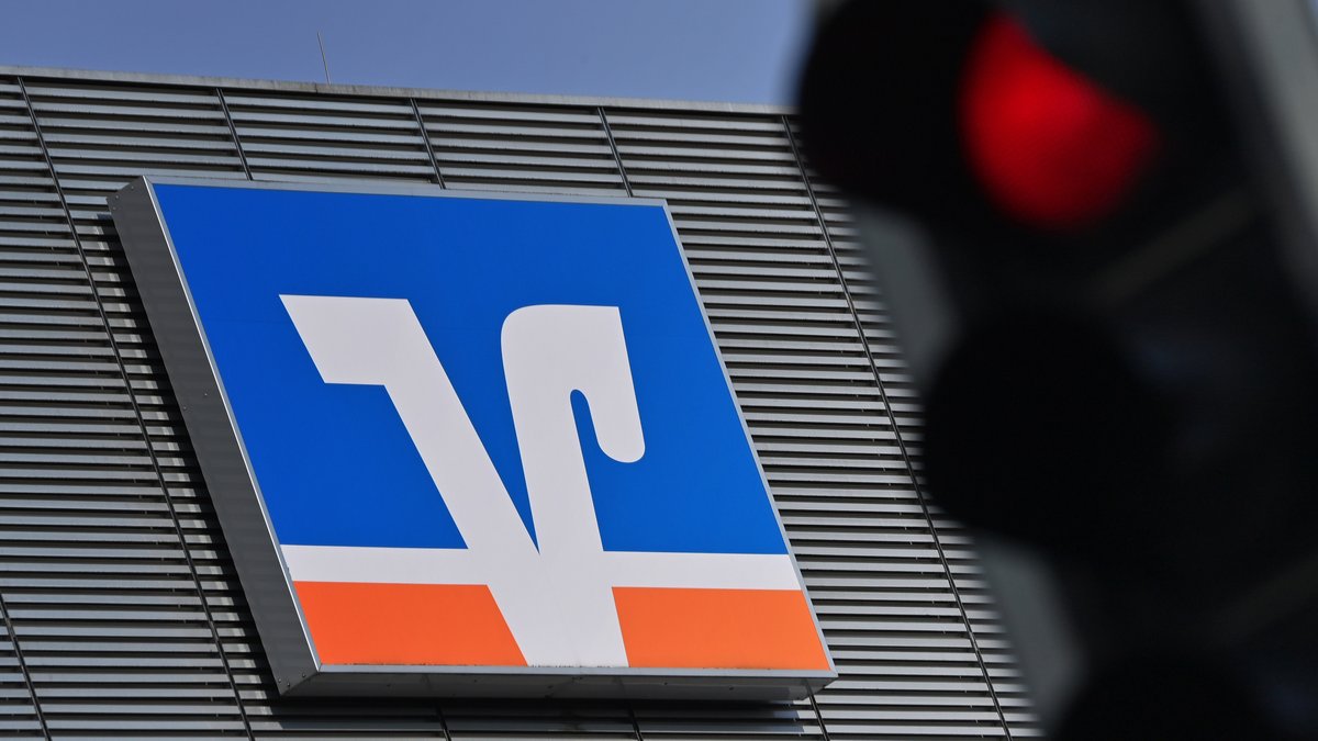 Symbolbild für Volksbanken, die unter Fusionsdruck stehen: Ein VR-Logo mit einer roten Ampel.