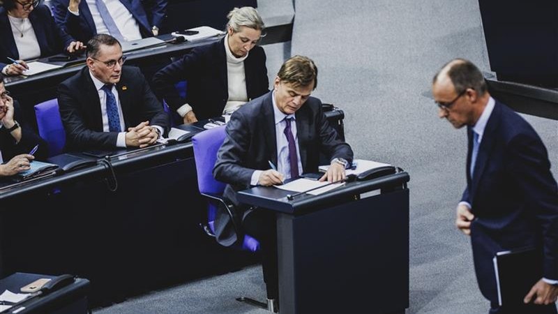 Friedrich Merz und die AfD-Fraktion, im Rahmen der Sitzung des Deutschen Bundestages zu aktuellen innenpolitischen Themen. | Bild: picture alliance / photothek.de | Florian Gaertner Friedrich Merz und die AfD-Fraktion, im Rahmen der Sitzung des Deutschen Bundestages zu aktuellen innenpolitischen Themen.