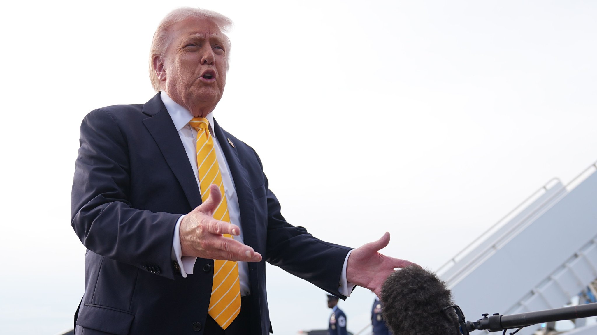 US-Präsident Donald Trump spricht mit Journalisten, bevor er auf dem Palm Beach International Airport auf dem Weg nach Miami in die Air Force One steigt.