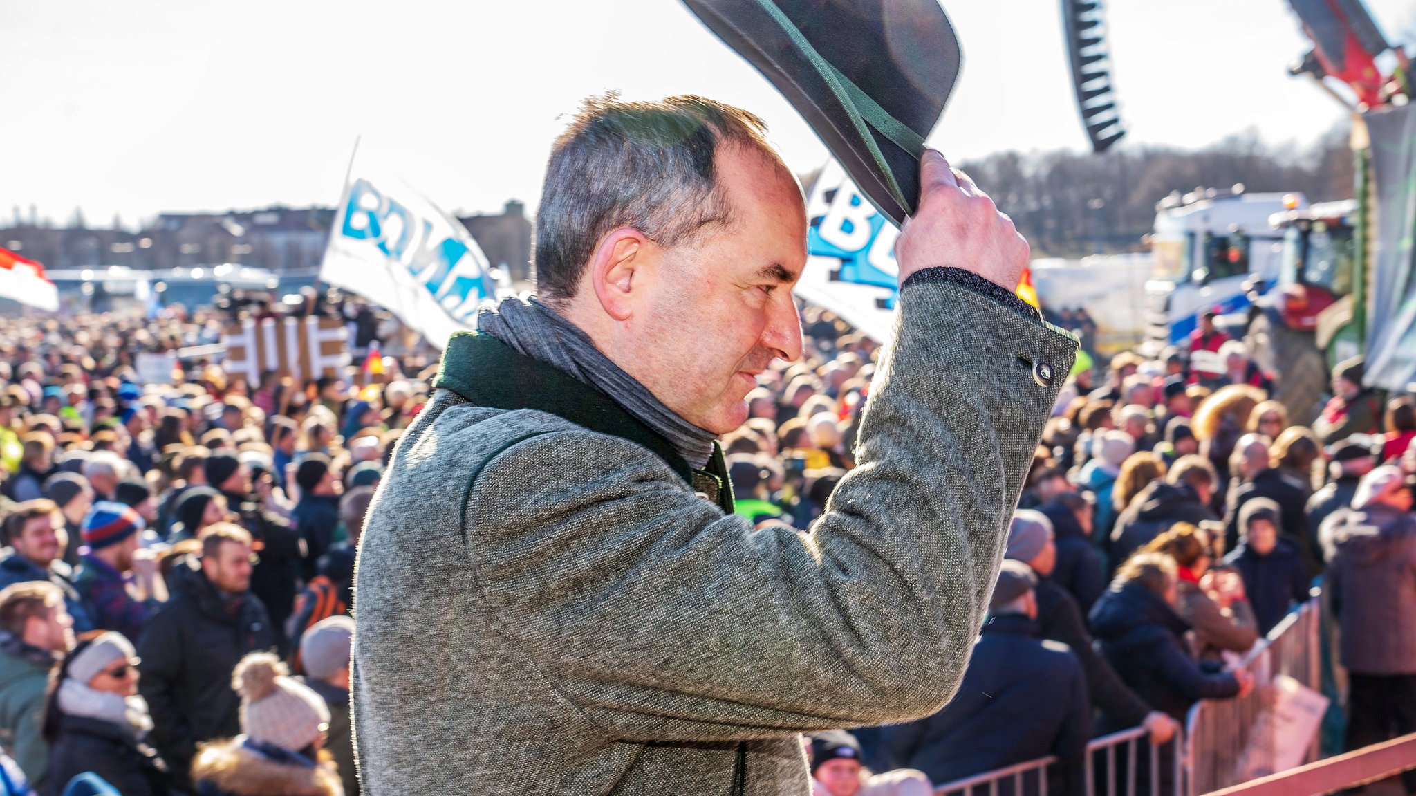 Archivbild: Bayerns Wirtschaftsminister Aiwanger bei einer Anti-Ampel-Demo in München