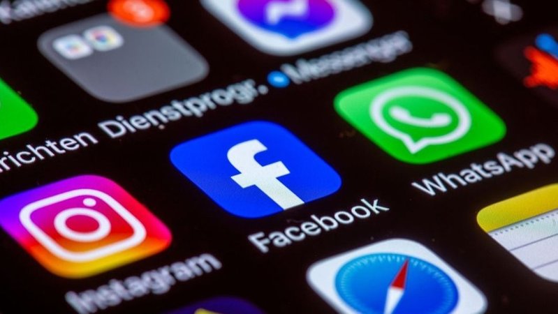 Social Media Symbole: Instagram, Facebook, WhatsApp | Bild: dpa-Bildfunk/Jens Büttner Social Media Symbole: Instagram, Facebook, WhatsApp