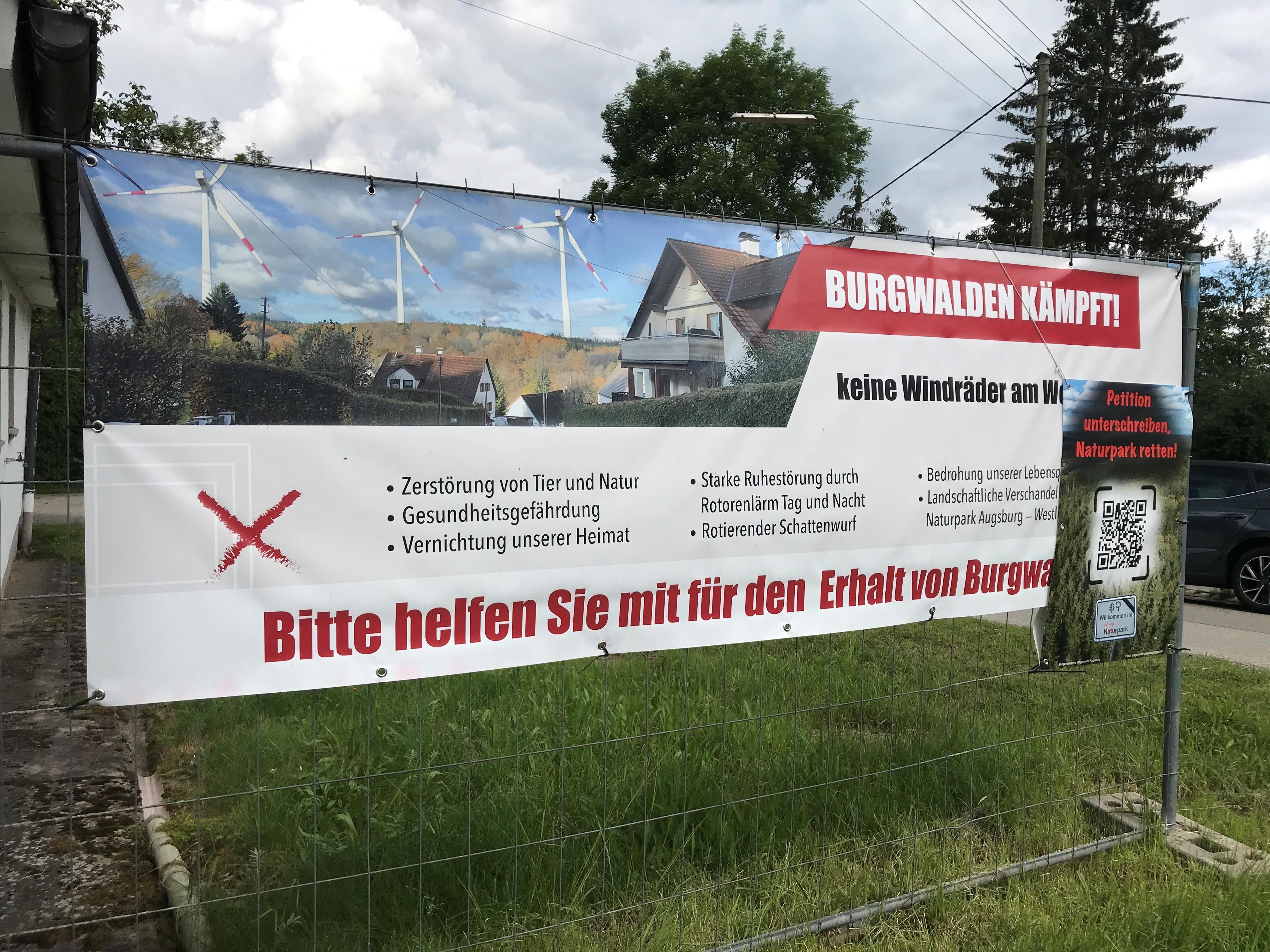 Protestplakat einer Bürgerinitiative geben Windräder in Bobingen