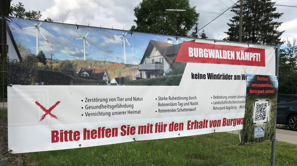 Protestplakat einer Bürgerinitiative geben Windräder in Bobingen