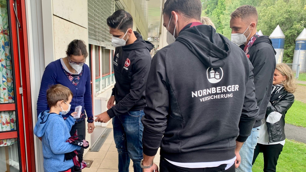 Der 1. FC Nürnberg hat zum Weltkindertag kleinen Patienten eine Freude gemacht und die Kinderstation am Klinikum Nürnberg besucht.