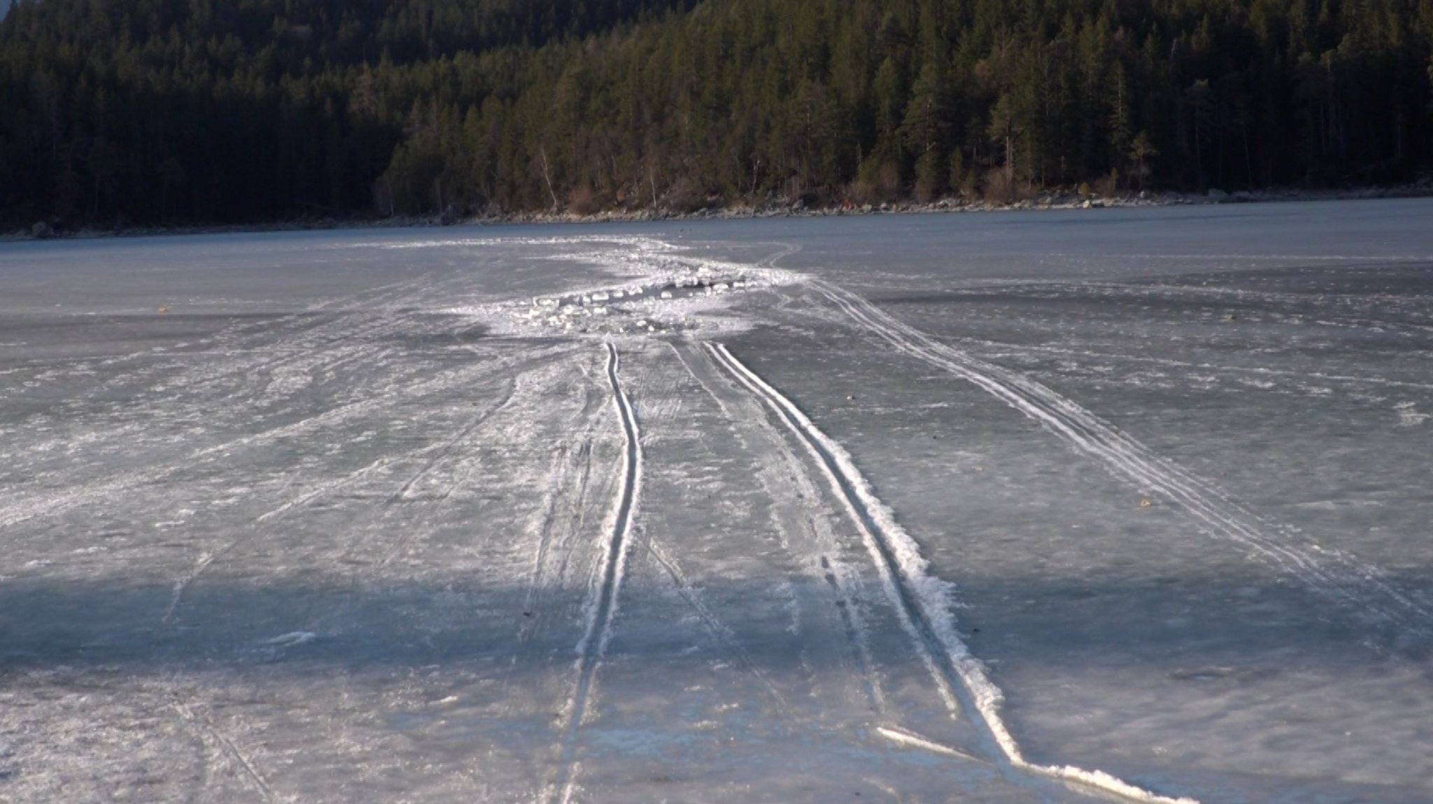 Tief im Eibsee drin ist die Einbruchsstelle. Die Spuren zeigen noch, wo Sven und Christian das Metallboot gezogen haben. 