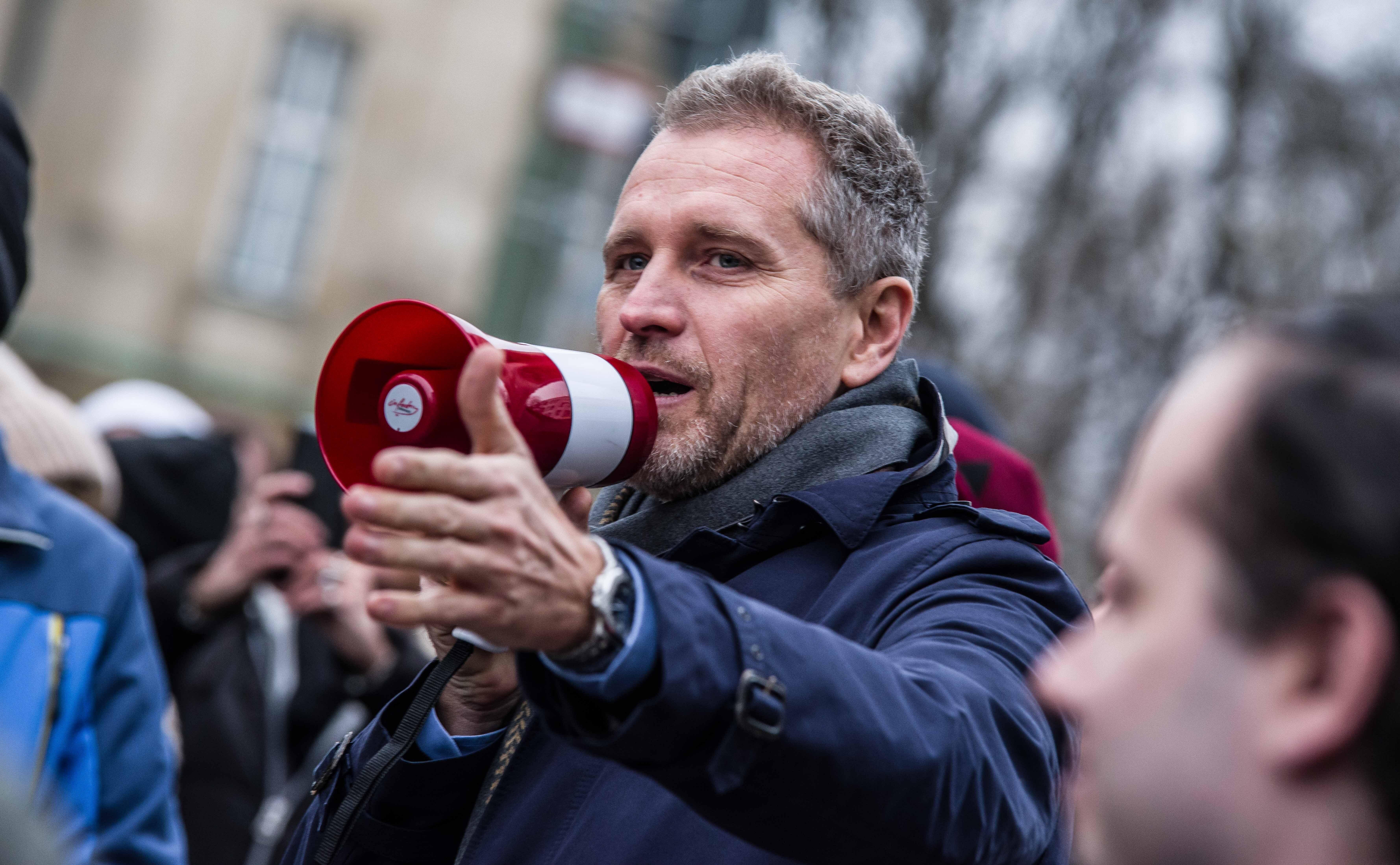 Archivbild: Petr Bystron auf einer Demonstration mit Megafon.