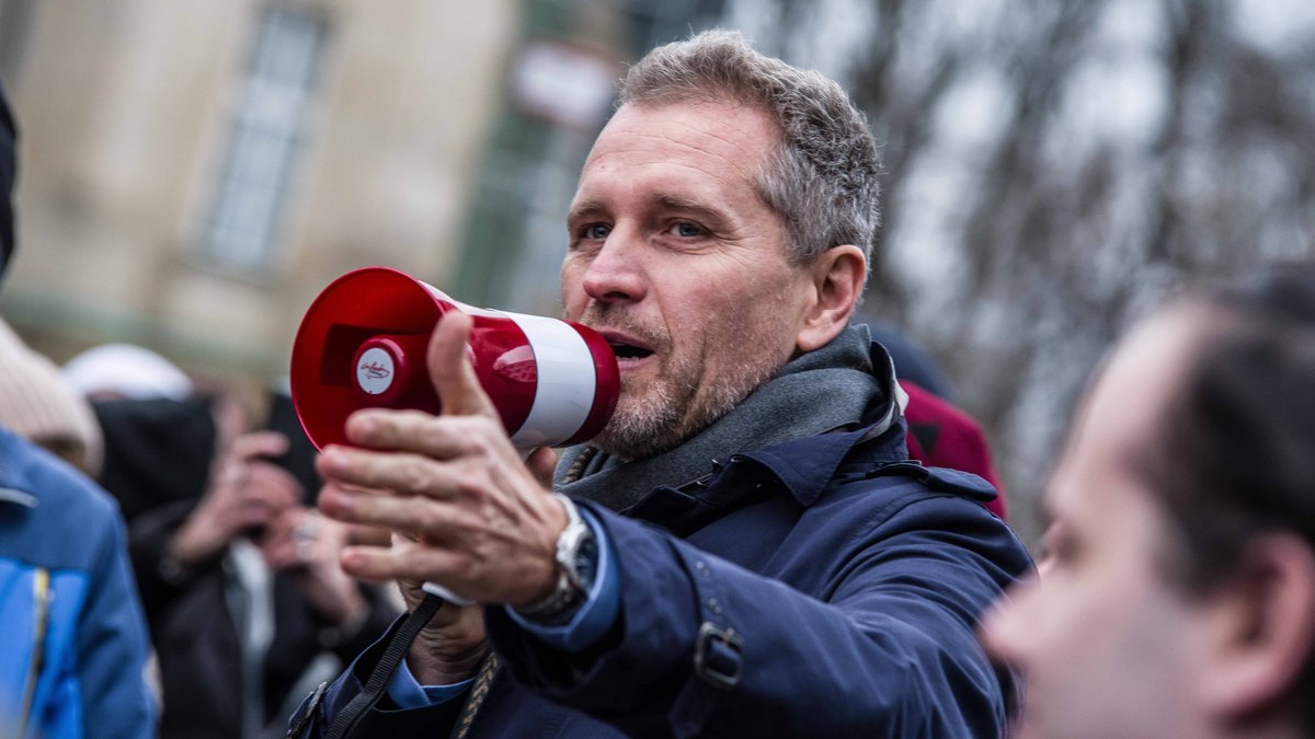 Archivbild: Petr Bystron auf einer Demonstration mit Megafon.