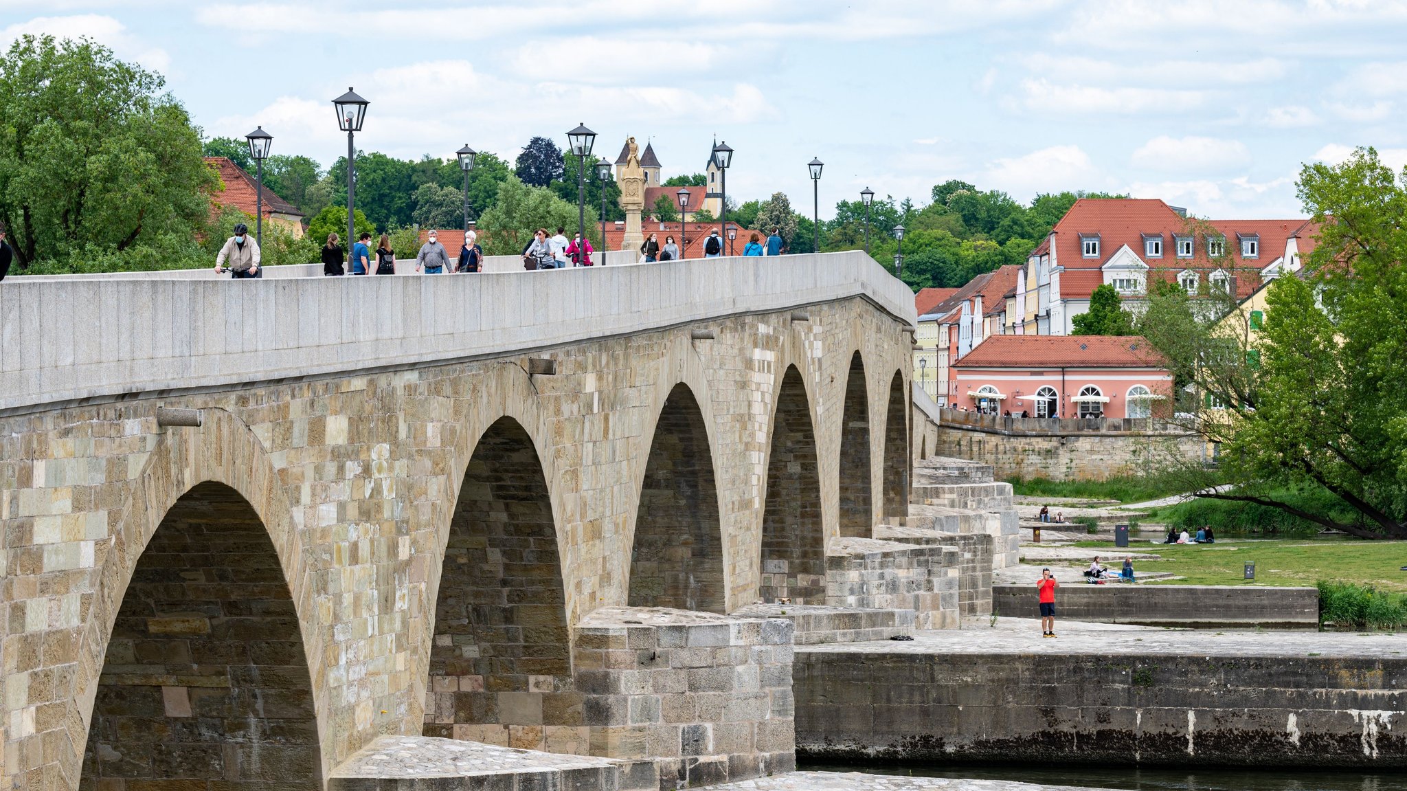 Zu sehen ist die Steinerne Brücke in Regensburg im Frühling mit Stadtamhof im Hintergrund. | Bild: dpa-Bildfunk/Armin Weigel Zu sehen ist die Steinerne Brücke in Regensburg im Frühling mit Stadtamhof im Hintergrund.