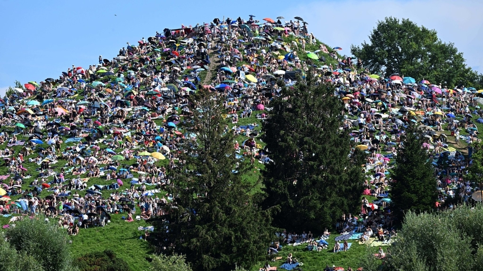  Zehntausende Fans verfolgen die Konzerte von Taylor Swift vom Olympiaberg 