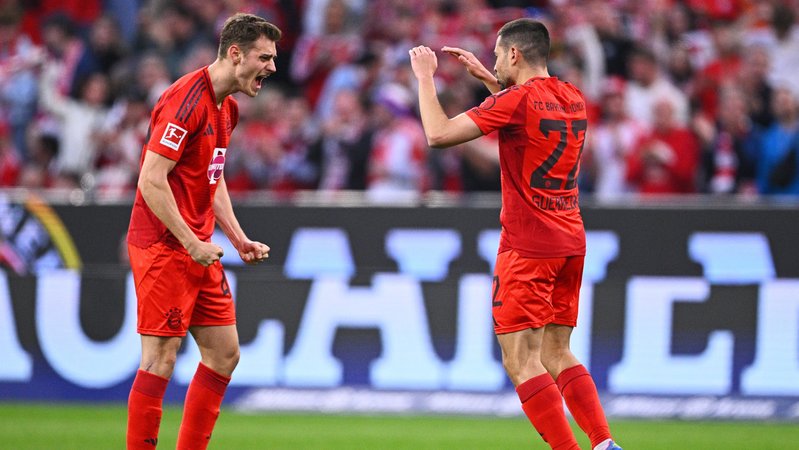Josip Stanisic und Raphael Guerreiro bejubeln einen Treffer gegen Borussia Dortmund | Bild: picture-alliance/dpa Josip Stanisic und Raphael Guerreiro bejubeln einen Treffer gegen Borussia Dortmund