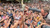 Erlangens Oberbürgermeister Florian Janik verteilt nach dem Anstich Freibier in die Menge. | Bild:BR24/Patricia Kiel
