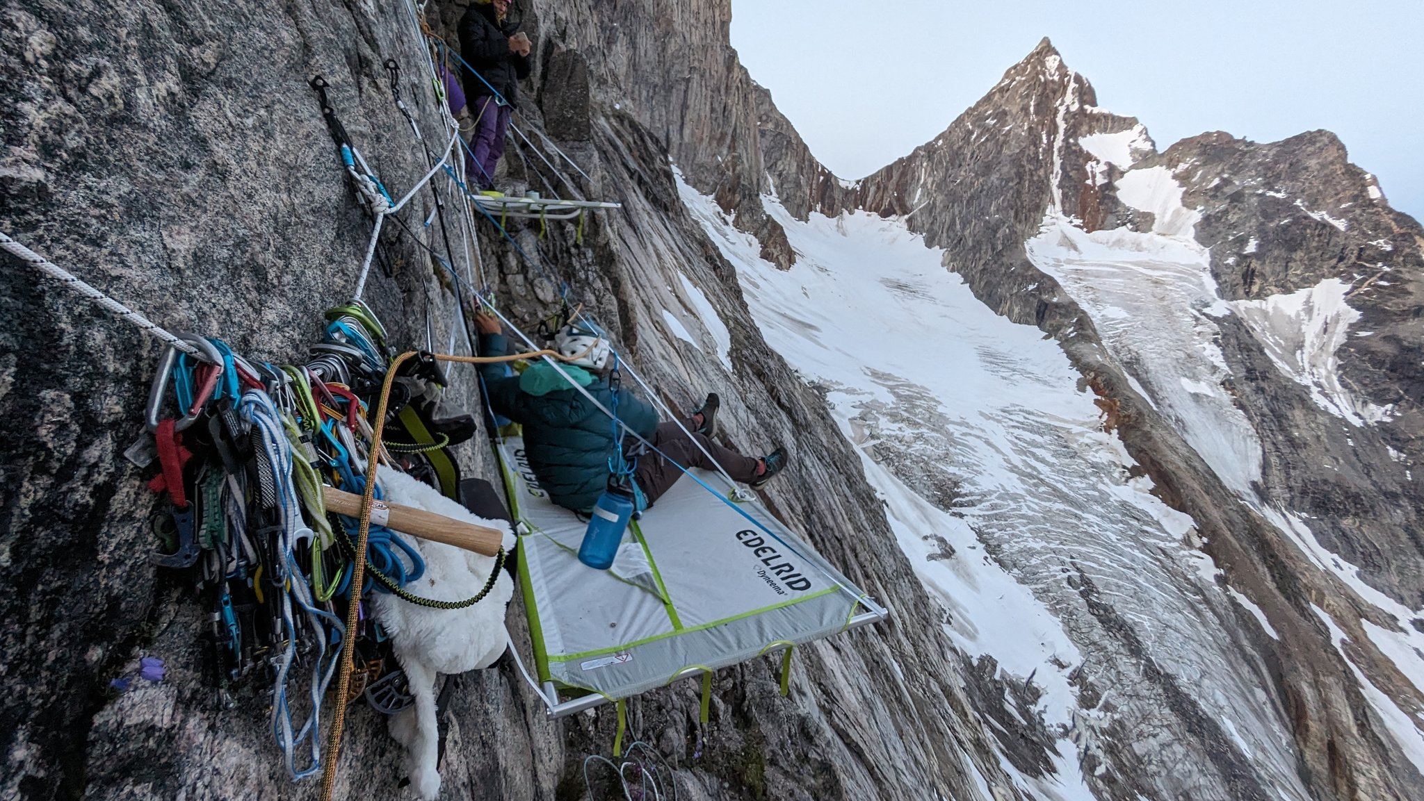 Bergsteigerin sitzt auf Portaledge am "Fox Jaw Cirque" an der Ostküste Grönlands