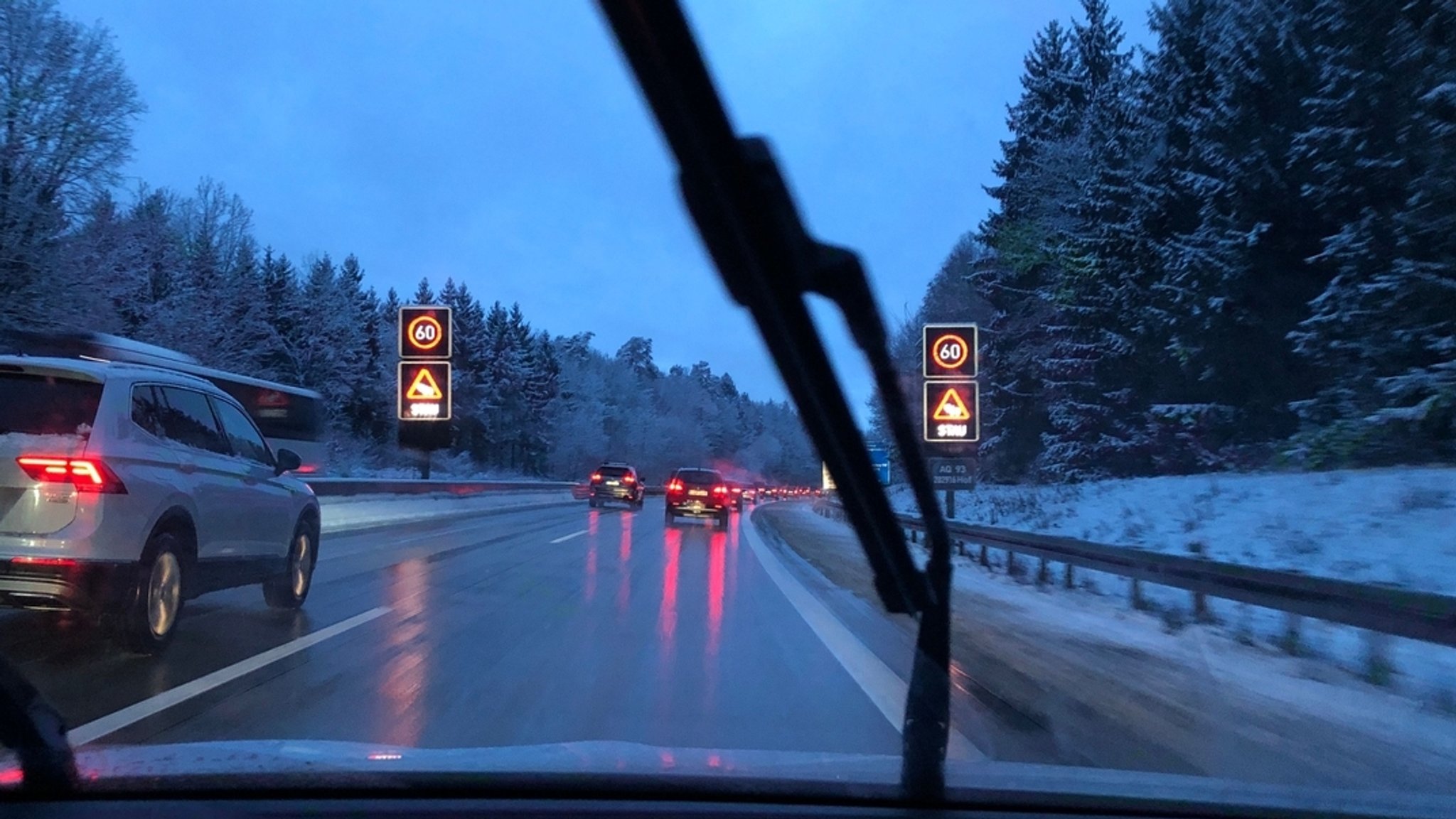 (Symbolbild) Der Verkehr läuft wieder: Nach einem Unfall auf der A93 war die Autobahn stundenlang gesperrt