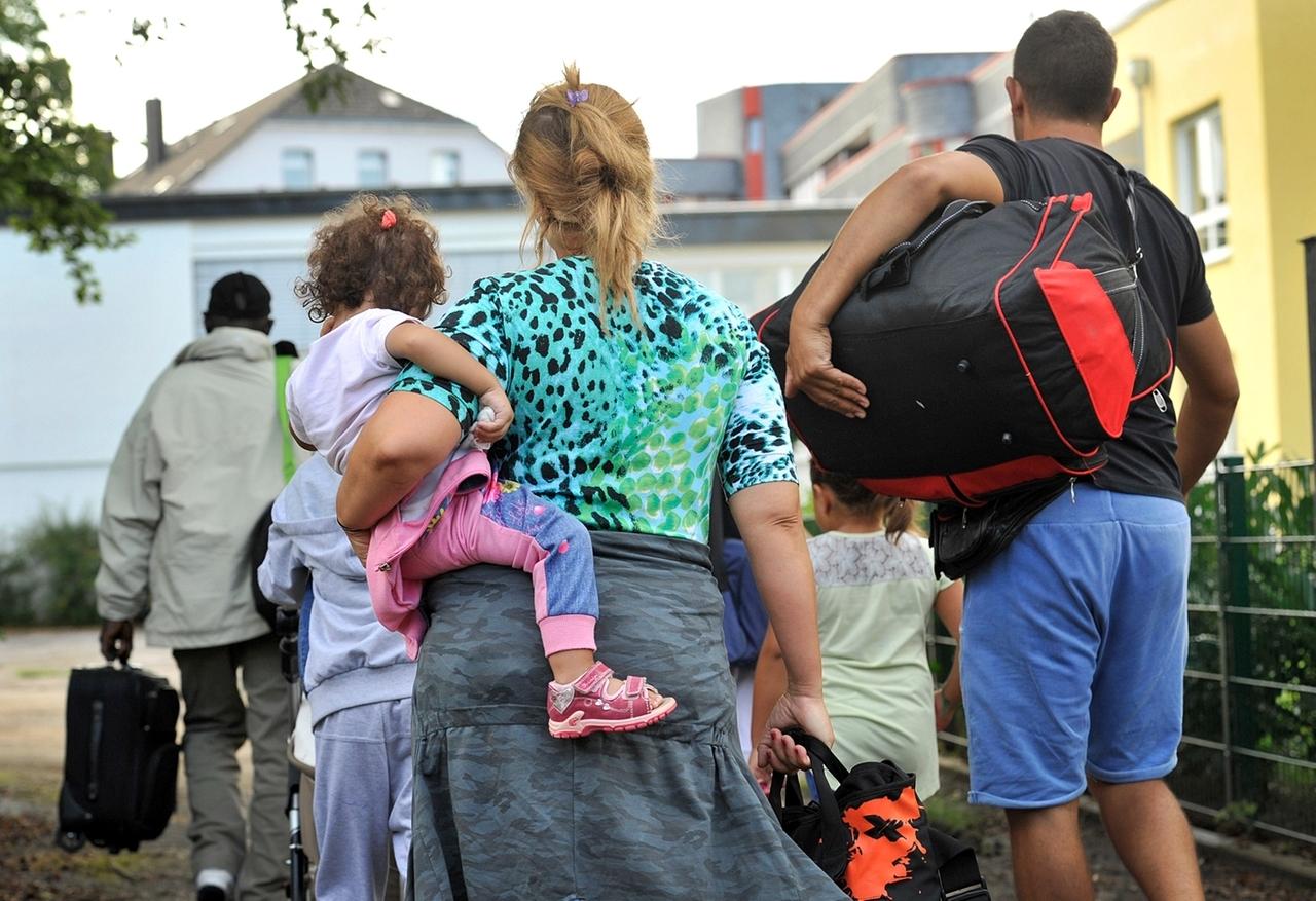 Flüchtlinge in Deutschland: Es kommen nicht nur junge Männer | BR24