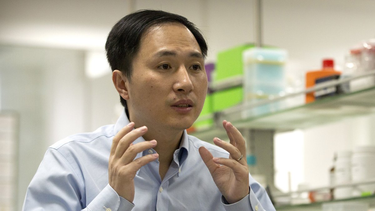 Der chinesische Wissenschaftler He Jiankui steht in seinem Labor in Shenzhen in der südlichen chinesischen Provinz Guangdong.