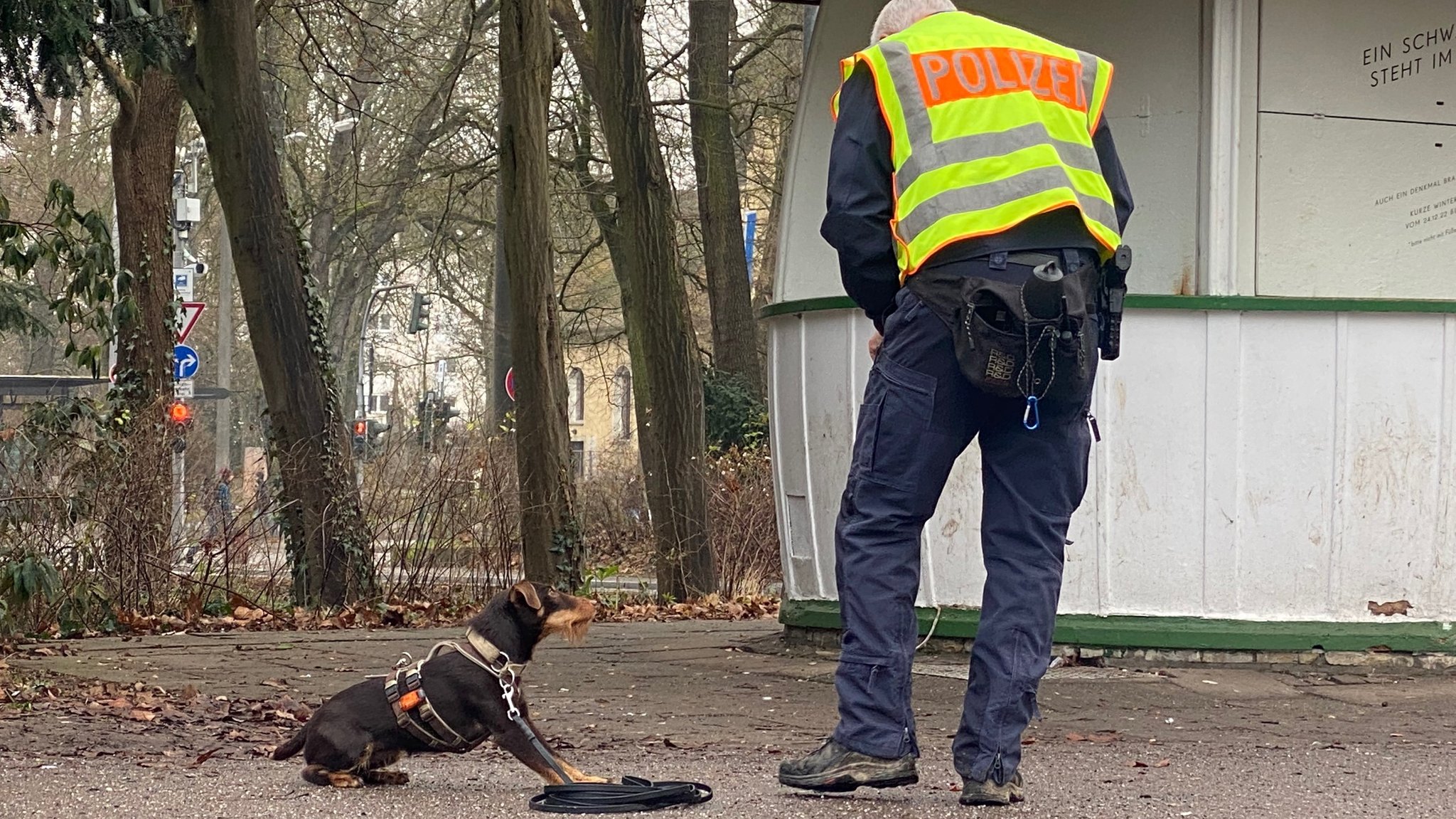 Polizist mit Suchhund nahe des Hauptbahnhofs