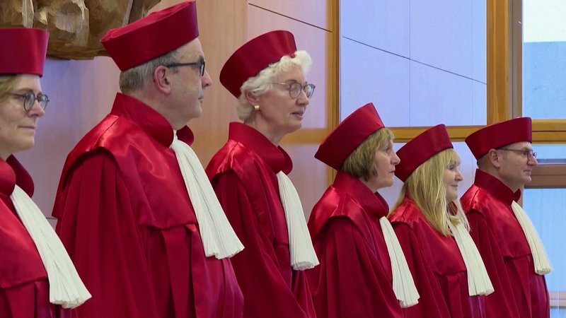Die Richterinnen und Richter des Bundesverfassungsgerichts in Karlsruhe stehen nebeneinander. | Bild: BR Die Richterinnen und Richter des Bundesverfassungsgerichts in Karlsruhe stehen nebeneinander.