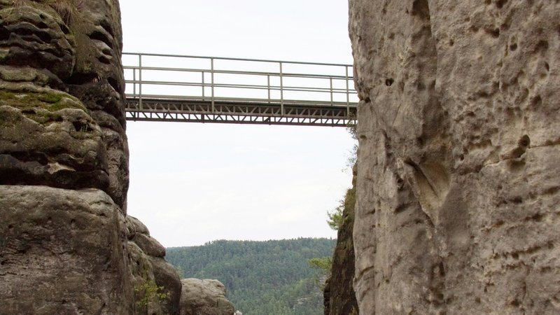 Felsschlucht mit Brücke